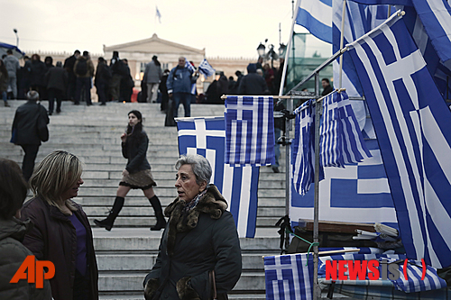 【아테네=AP/뉴시스】그리스 여성들이 16일(현지시간) 그리스 국기가 내걸린 국회의사당 앞 신타그마 광장에서 대화하고 있다. 그리스 사태의 대책을 논의하기 위한 유로존 19개 회원국 재무장관들의 유로그룹 회의가 이날 합의안 도출에 실패했다. 이에 그리스의 디폴트와 유로존 탈퇴 즉 그렉시트의 가능성이 높아졌다. 2015.02.17 