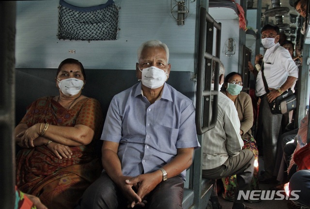 【아마다바드=AP/뉴시스】지난 2015년 2월 이른바 돼지독감이 유행할 당시 인도 아마다바드주에서 승객들이 마스크를 착용하고 기차에 탑승하고 있다. 2019.2.12