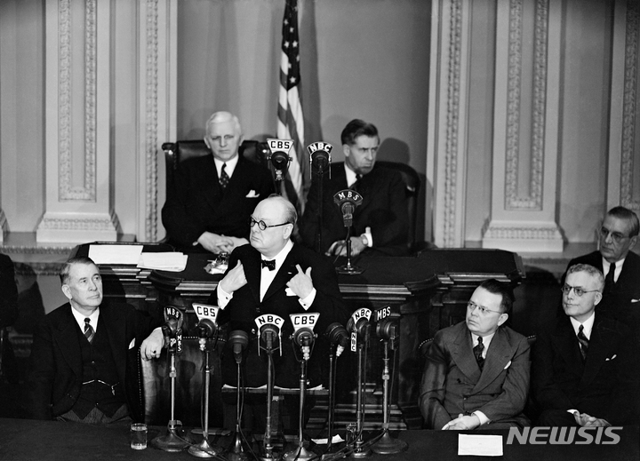 [워싱턴=AP/뉴시스] 1941년 윈스턴 처칠 영국 당시 총리가 미국 워싱턴 의회에서 연설을 하는 모습. 2022.05.16. 