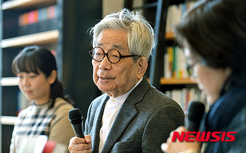 [서울=뉴시스]강진형 기자 = 일본의 노벨문학상 수상작가 오에 겐자부로가 지난 2015년 3월 13일 오전 서울 마포구 동교동 카페 꼼마 2page에서 소설 '익사' 국내 출간 관련 기자간담회를 하고 있다. 2023.03.13. marrymero@newsis.com