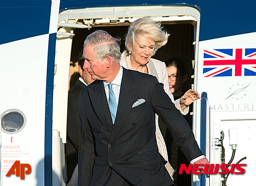 【앤드루스 공군기지=AP/뉴시스】영국의 찰스 왕세자 부부가 24일부터 쿠바를 공식방문한다. 사진은 2015년 3월 17일(현지시간) 영국 찰스 왕세자와 카밀라 왕세자비 부부가 3일 간의 일정으로 미국을 공식 방문했을 당시의 모습. 2019.03.25 