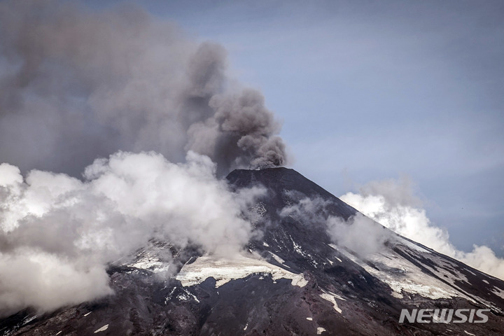 [아라우카니아=AP/뉴시스]칠레 아라우카니아주 푸콘에 위치한 화산 비야리카에서 2015년 4월5일(현지시간) 연기와 가스 기둥이 치솟고 있다. 2022.12.06