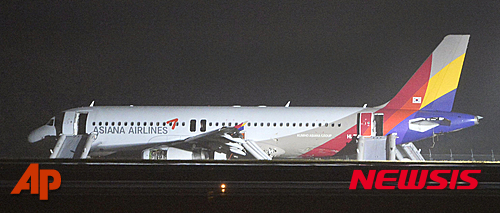 【미하라=AP/뉴시스】아시아나 항공 소속 여객기가 15일 일본 서부 히로시마(&#24195;島)현 미하라(三原)시에 있는 히로시마 공항에 착륙하다 활주로에서 미끄러져 이탈해 서 있다. 현지 당국은 약 20명이 경상을 입었다고 밝혔다. 2015.04.15
