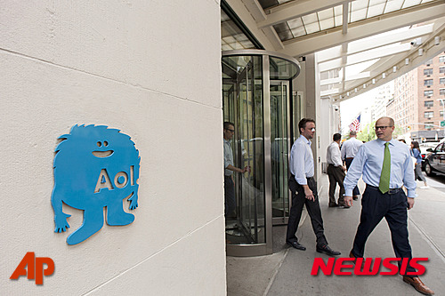 【뉴욕=AP/뉴시스】미국 미디어·콘텐츠 업체 아메리카온라인(AOL) 본사에서 12일(현지시간) 직원들이 걸어나오고 있다. 미국 최대 이동통신사 버라이존(Verizon)은 AOL을 44억 달러에 인수해 모바일과 광고업계에서 선두로 부상했다. 2015.05.13. 