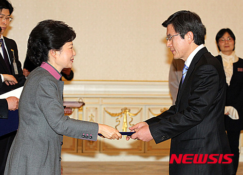 【서울=뉴시스】 박근혜 대통령이 21일 오전 이완구 전 총리의 사퇴로 공석중인 신임 국무총리에 황교안(오른쪽) 법무부 장관을 내정했다.  사진은 박 대통령이 황 법무부 장관에게 임명장을 수여하는 모습. 2015.05.21.(사진=뉴시스 DB)  photo@newsis.com