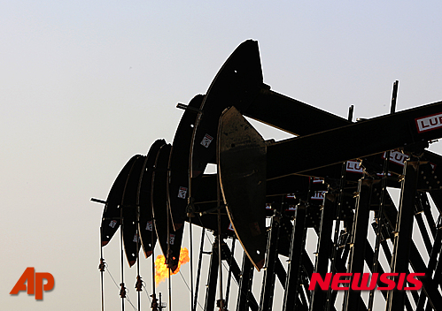 【사키르(바레인)=AP/뉴시스】바레인의 사키르 유전에서 지난 5월28일 원유 채굴 작업이 이뤄지고 있다. 국제유가 하락으로 경제적 곤경에 처한 베네수엘라가 유가 하락 방지 대책을 논의하기 위한 석유수출국기구(OPEC) 긴급회의 개최를 요구하고 있다고 월 스트리트 저널이 27일 보도했다. 2015.8.28