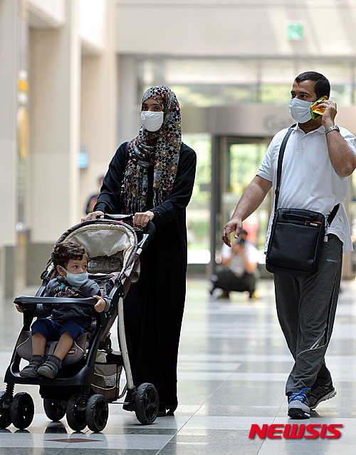 【서울=뉴시스】임태훈 기자 = 삼성서울병원 의사인 메르스(MERS 중동호흡기증후군) 35번 환자 A(38)씨의 폐렴증상이 악화된 가운데 12일 오전 서울 강남구 일원동 삼성서울병원 로비에서 외국인가족이 마스크를 착용 하고 있다. 2015.06.11.  taehoonlim@newsis.com 