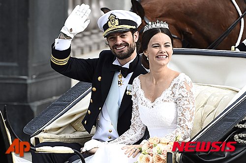 【스톡홀름=AP/뉴시스】지난 2015년 6월 13일(현지시간) 스웨덴 카를 필립 왕자와 소피아 왕자비의 결혼식 모습. 2015.06.14 