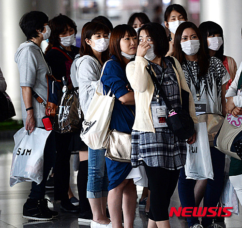 【서울=뉴시스】고범준 기자 = 메르스(MERS, 중동호흡기증후군)여파가 확산되고 있는 14일 오후 서울 강남구 코엑스 한 식당앞에서 일본인 관광객들이 마스크를 쓰고 이동하고 있다. 2015.06.14.  bjko@newsis.com