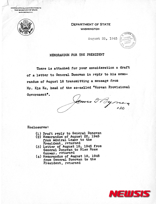 【뉴욕=뉴시스】노창현 특파원 = 백범 김구가 해방 무렵 임시정부 주석 자격으로 당시 해리 트루먼 대통령에게 보낸 서한과 백악관의 대응을 소상히 알려주는 극비문서 전문과 관련 문서들이 12일 확인됐다. 뉴시스가 입수한 문서들은 1970년대 비밀 해제된 것으로 김구 주석의 편지를 직접 전달한 윌리엄스 도노번 장군(OSS 총책임자)의 메모랜덤과 트루먼 대통령의 조치 등을 담고 있다. 김구 주석은 트루먼 대통령에게 해방 사흘 뒤인 1945년 8월18일 협조를 당부하는 서한을 보냈으나 트루먼은 참모진과 숙의 끝에 임정이 미국 정부의 인정을 받지 않았다는 이유로 8월25일 답장을 하지 않기로 공식 결정한 것으로 나타났다. 사진은 국무부가 작성한 대통령 메모랜덤. 2015.08.12. <사진=미국립문서기록관리청 제공>  robin@newsis.com