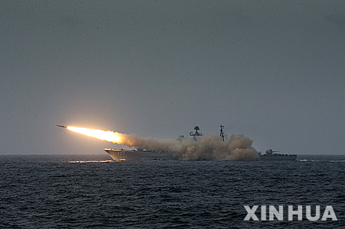 【정저우=신화/뉴시스】27일(현지시간) 중국 동(東)중국해상의 미사일장착구축함(Fuzhou)에서 대함미사일을 발사하고 있다. 중국 해군은 소방훈련에서 100여 척 이상의 함대, 수십대의 항공기와 미사일 발사대를 동원했다. 2015.08.28.