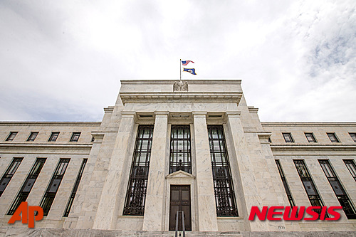 【 워싱턴=AP/뉴시스】16일부터 17일까지 열리는 미국 연방준비제도(FRB)의 연방공개시장회의(FOMC)가 금리인상 결정을 내릴지 여부에 세계의 관심이 집중되고 있다. 사진은 미국 워싱턴에 있는 FRB 건물. 2015.09.17