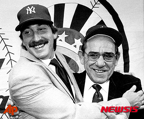 [뉴욕=AP/뉴시스] 데일 베라(왼쪽)와 그의 아버지이자 당시 뉴욕 양키스 감독이었던 요기 베라. 