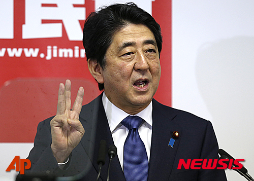 【도쿄=AP/뉴시스】아베 신조(安倍晉三) 일본 총리가 도쿄 자민당사에서 "아베노믹스의 2단계 수단인 새로운 세 개의 화살"에 대해 설명하고 있다. 