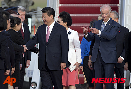 [메릴랜드=AP/뉴시스]2015년 9월 24일 방미한 시진핑 중국 국가주석과 부인 펑리위안 여사가 앤드루스 공군 기지에서 당시 미국 부통령이던 조 바이든 현 대통령의 영접을 받고 있다. 2021.9.15.