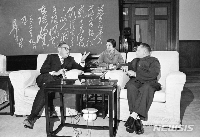 【베이징=AP/뉴시스】1974년 11월 베이징에서 덩샤오핑과 회담하는 헨리 키신저 전 미국 국무장관. 1974.11.27. 