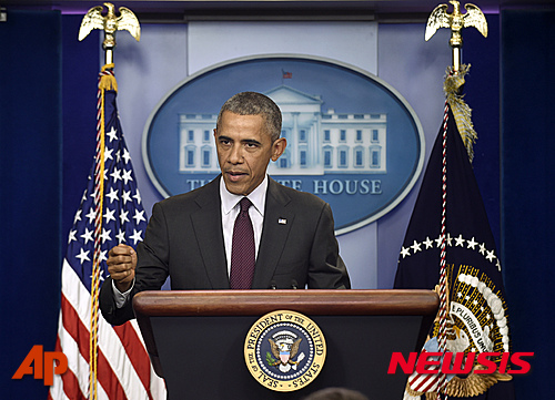 【워싱턴 =AP/뉴시스】버락 오바마 미국 대통령이 1일(현지시간) 워싱턴 백악관에서 오리건주 로즈버그의 움프콰전문대에서 발생한 총기난사 사건에 관한 성명을 발표하고 있다. 2015.10.02
