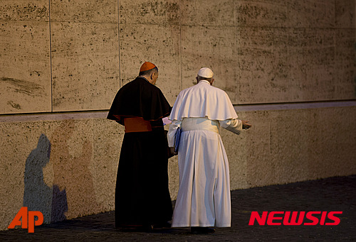 【바티칸=AP/뉴시스】프란치스코 교황(오른쪽)이 5일 바티칸에서 열린 주교시노드 오후 토론일정을 마친 후 피에트로 파롤린 추기경과 함께 걸어가고 있다. 201510.06  