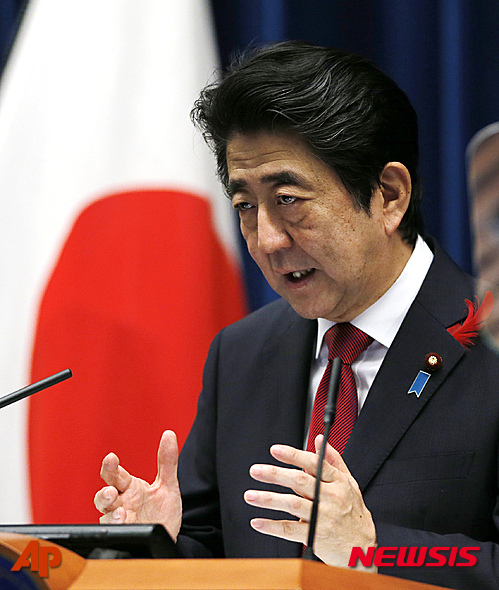 【 도쿄=AP/뉴시스】아베 신조 일본 총리가 6일 도쿄 총리 관저에서 환태평양경제동반자협정(TPP) 타결에 관한 기자회견을 갖고 있다. 그는 