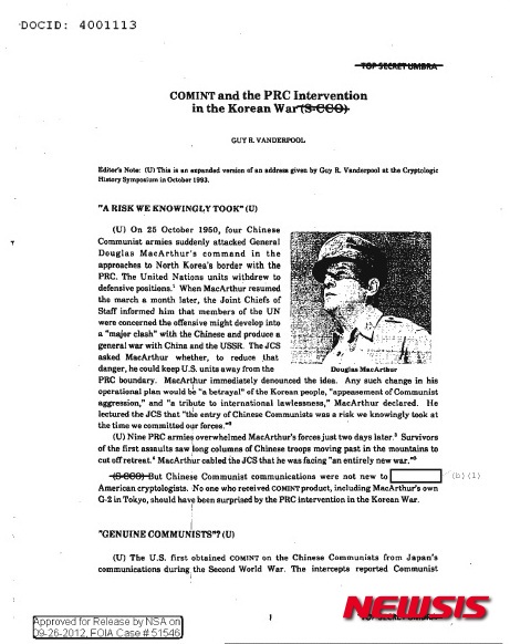 【뉴욕=뉴시스】9.15 인천상륙작전의 영웅 더글라스 맥아더(1880-1964) 장군이 무능한 패장이라는 주장과 함께 맥아더가 공산화된 중국의 수복을 위해 중국 연안을 공격하려 했다는 관련 문서의 존재가 밝혀져 주목되고 있다. 뉴시스가 13일 입수한 에드워드 마롤다 박사의 '미 제7함대 역사'(2012 미해군성 발행)에 따르면 맥아더는 1951년 4월7일 동해에 있던 7함대 소속 77기동대(Task Force 77) 의 두 항공모함을 대만 해협 중국 측 해안 근처로 파견하며 무력시위를 지시한 것"으로 나타났다. 자료를 발굴한 김태환 하버드남가주한인동창회장은 13일 뉴시스와의 인터뷰에서 "맥아더가 미7함대를 동원해 중국 연안을 공격해 확전을 유도한 기록은 처음 확인된 사실"이라고 밝혔다. <사진=미NSA 문서자료>2015.10.15