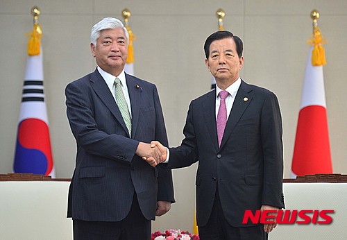 【서울=뉴시스】임태훈 기자 = 한민구 국방부 장관과 나카타니 겐 일본 방위상이 20일 서울 용산구 국방부에서 한일국방장관 회담을 시작 하기 전 악수를 하고 있다. 2015.10.20.  photo@newsis.com