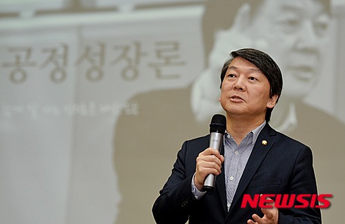 【광주=뉴시스】배동민 기자 = 새정치민주연합 안철수 의원이 21일 광주 북구 용봉동 전남대학교 경영전문대학원 용지관 3층에서 '함께 잘 사는 정의로운 대한민국, 안철수의 공정성장론'을 주제로 특강을 하고 있다. 2015.10.21.  guggy@newsis.com