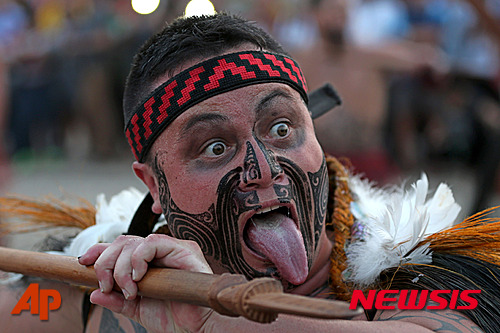 【 팔마스=AP/뉴시스】브라질 팔마스에서 22일(현지시간) 개최된 '원주민올림픽' 개막식에서 뉴질랜드 마오리족이 전통 공연을 하고 있다. 201115.10.23 