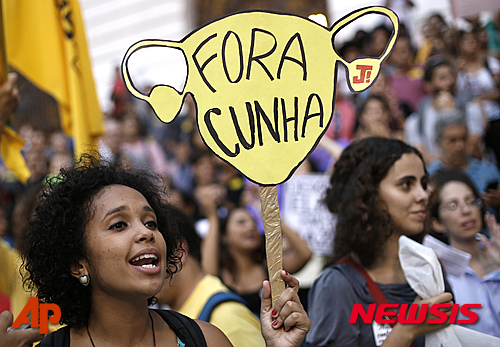 【 리우데자네이루=AP/뉴시스】브라질 여성이 28일(현지시간) 리우데자네이루에서 자궁모양의 팻말을 들고 임신중절 금지 강화법안을 반대하는 시위를 벌이고 있다. 팻말에 쓰여있는 말은 '쿤하 퇴진'이란 의미로,에두아르두 쿤하 하원의장이 임신중절을 시술하거나 임신한 여성에게 중절수술을 알선하는 행위를 범죄로 규정해 형사법으로 처벌하는 법을 도입하려는데 항의하는 의미를 담고 있다. 2015.10.29