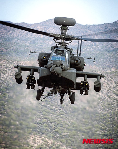 【서울=뉴시스】방위사업청(청장 장명진)은 3일(한국시각) 미국 애리조나 주 메사에 위치한 보잉사에서 방위사업청, 육군 및 업체 관계자 등이 참석한 가운데 우리 육군이 도입할 대형공격헬기(AH-64E) ‘아파치 가디언’의 출고식을 가졌다고 밝혔다.  ‘아파치 가디언’은 공대지유도탄(헬파이어), 공대공유도탄(스팅거), 로켓, 기관총을 동시에 무장할 수 있으며, 최신의 사격통제 및 생존 장비 등을 장착하여 주·야간, 전천후 작전 수행이 가능한 현존 최고 성능의 공격헬기로 손꼽힌다. 2015.11.03. (사진=방위사업청 제공)  photo@newsis.com
