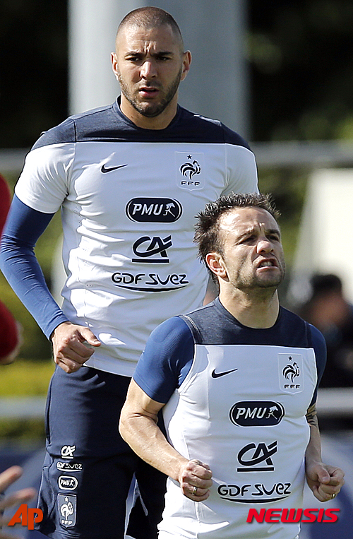 【파리=AP/뉴시스】프랑스 축구 국가대표 카림 벤제마(왼쪽)가 대표팀 동료 마티유 발부에나(오른쪽)를 성관계 동영상으로 협박하는 범행에 가담했다는 혐의를 부정했다. 사진은 지난해 6월 프랑스 파리에서 치러진 프랑스 대표팀 훈련에서 두 선수가 나란히 훈련하는 모습.2015.11.05
