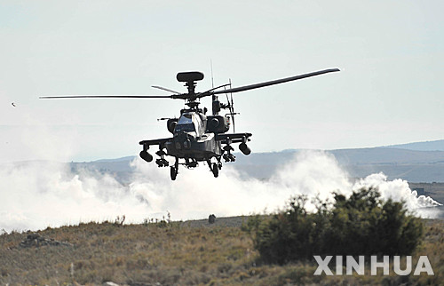【 사라고사= 신화/뉴시스】북대서양조약기구(나토)군 소속 AH64 아파치 헬리콥터가 4일(현지시간) 스페인 사라고사에서 훈련에 참가하고 있다. 2015.11.06 