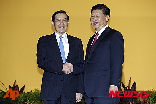 [싱가포르=AP/뉴시스]시진핑 중국 국가주석이 10일 베이징 인민대회당에서 마잉주 전 대만 총통과 두 번째 만남을 가졌다. 사진은 2015년 11월 7일(현지시간) 싱가포르 샹그릴라 호텔에서 첫 만남을 가질 당시의 시 주석(오른쪽) 마 당시 총통. 2024.4.10