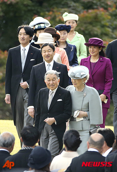 【도쿄=AP/뉴시스】아키히토(明仁) 일왕(앞줄 왼쪽)과 미치코(美智子) 왕비(앞줄 오른쪽), 나루히토(德仁) 왕세자(둘째줄 왼쪽), 마사코(雅子) 왕세자비(둘째줄 오른쪽), 아키시노(雅子) 왕자(셋째줄 왼쪽) 등 일본 왕족들이 12일 도쿄 아카사카(赤坂) 왕궁에서 열리는 가을 정원 파티에 참석하는 손님들을 맞이하기 위해 언덕을 내려가고 있다. 2015.11.12