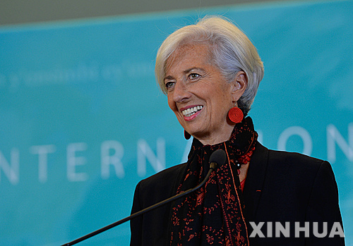【워싱턴=신화/뉴시스】국제통화기금(IMF)은 지난달 30일(현지시간) 집행이사회를 열어 중국 위안화의 특별인출권(SDR) 구성통화 편입을 결정했다. 크리스틴 라가르드 IMF 총재는 결정이 내려진 직후 