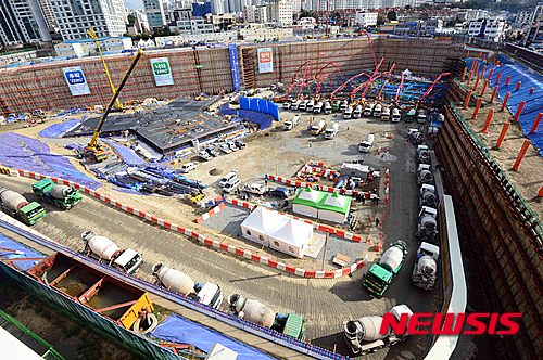 【부산=뉴시스】 하경민 기자 = 9일 오전 부산 해운대구 '해운대 엘시티 더샵' 건설현장에서 MAT(매트) 기초 콘크리트 타설작업이 진행되고 있다.  기초 콘크리트 타설에는 레미콘 차량 3715대와 펌프카 10대 등이 동원된 가운데 가로 82.6m, 세로 86m, 높이 5m 규모로 콘크리트 2만2290㎥ 상당이 36시간 동안 멈춤 없이 투입된다. 이번 타설양은 전용면적 85㎡ 아파트 240세대를 지을 수 있는 엄청난 물량이다.  해운대 엘시티 더샵은 해운대해수욕장 옆 6만5934㎡ 부지에 101층 높이의 랜드마크타워 1개동(411.6m)과 85층 주거타워 2개동(A동 339.1m, B동 333.1m) 규모로 건립된다. 2015.12.09.  yulnetphoto@newsis.com