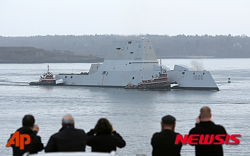 【포트랜드=AP/뉴시스】미국의 차세대 구축함 USS 줌월트호가 10일(현지시간)포트랜드 하버항에서 항해하고 있다. 2015.12.11