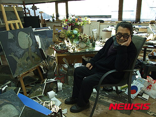 【서울=뉴시스】쓰레기장 같은 화실을 처음 공개했던 2010년의 권옥연 화백.