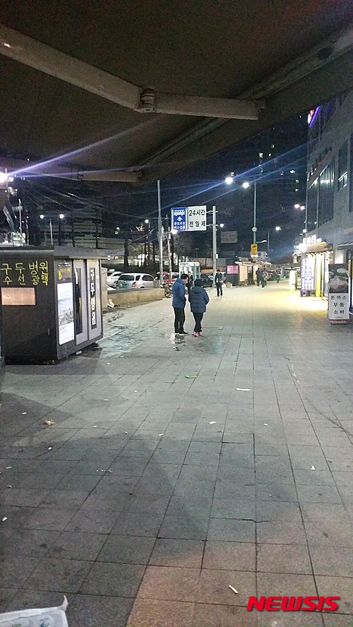 서울역광장 앞에서 쪽방촌 할머니들이 호객행위를 하고 있다.