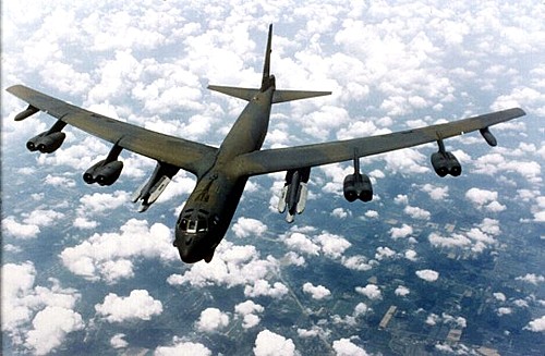 미군 B-52H 전략폭격기 2대가 12일  동중국해 중국 방공식별구역에 진입해 심야비행을 전개했다.  
