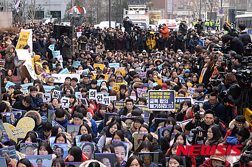 [서울=뉴시스] 2015년 12월 30일 오후 서울 종로구 중학동 일본대사관 앞에서 열린 2015년 돌아가신 일본군 위안부 피해자를 위한 추모회 및 제1211차 일본군 위안부 문제해결을 위한 정기 수요집회에서 많은 시민들이 참가하고 있다. 지난 28일 한일 양국 정부가 '위안부' 문제에 대한 합의를 이룬 뒤 피해자와 국민들의 반발 여론이 거세지면서 이날 수요집회와 일본대사관 앞의 '평화의 소녀상'에 많은 관심이 집중됐다. 2015.12.30. (사진=뉴시스 DB)