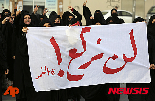 【 다이=AP/뉴시스】바레인 다이에서 2일(현지시간) 시위대가 사우디아라비아의 시아파 지도자 셰이크 님르 바르크 알님르 등 47명을 처형한 데 대해 항의하는 시위를 벌이고 있다.시위대가 들고 있는 플래카드에는 "우리는 굴복하지 않는다. #알님르"라고 쓰여있다. 2016.01.03  