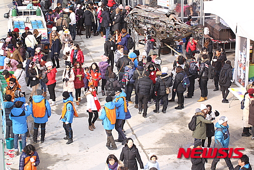 【화천=뉴시스】한윤식 기자 = 강원 화천 산천어축제가 연일성황을 이루고 있는 가운데 15일 외국인 전용낚시터에 동남아관광객들로 북적이고 있다.2016.01.15.  ysh@newsis.com