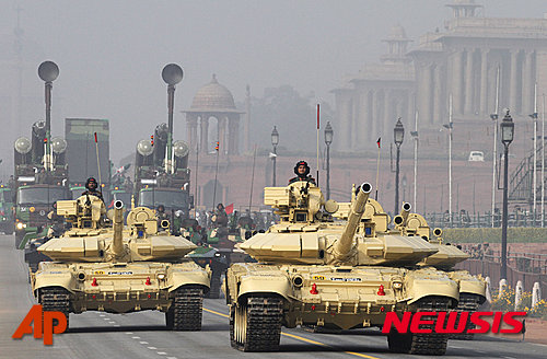 【뉴델리=AP/뉴시스】인도 '공화국의 날'(26일)을 앞두고 18일 뉴델리에서 탱크부대 퍼레이드 리허설이 펼쳐지고 있다. 2016.01.18