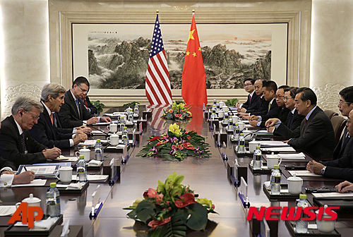 【베이징=AP/뉴시스】존 케리 미국 국무장관(왼쪽 가운데)과 왕이 중국 외교부장이 27일 베이징에서 회담하고 있다. 2016.01.27 