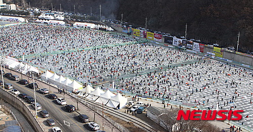 【화천=뉴시스】한윤식 기자 = 강원 화천 산천어축제 마지막날인 31일 이른 아침부터 많은 사람들이 몰려 얼음낚시를 즐기고 있다.2016.01,31.  ysh@newsis.com