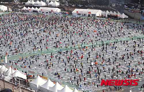 【화천=뉴시스】한윤식 기자 = 강원 화천 산천어축제 마지막날인 31일 이른 아침부터 많은 사람들이 몰려 얼음낚시를 즐기고 있다.2016.01,31.  ysh@newsis.com