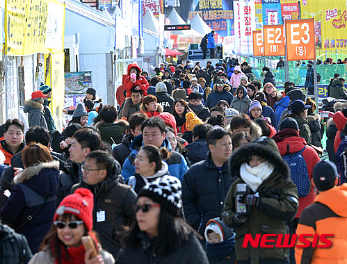 【화천=뉴시스】박문호 기자 = '얼음나라 화천 산천어 축제'가 23일간의 일정으로 150만 여명의 관광객과 7만여 명의 외국인 관광객이 방문해 대한민국 대표 축제의 명성을 확인하며 폐막하는 31일 오후 강원 화천군 산천어축제장을 향해 많은 관광객들이 입장하고 있다. 2016.01.31.  go2@newsis.com 