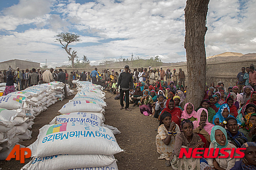 【오골차=AP/뉴시스】엘 니뇨로 심각한 가뭄이 발생한 에티오피아 오골차에서 지난달 31일(현지시간) 주민들이 식량 배급을 기다리고 있다. 2016.02.01.