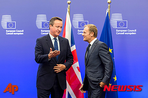 【AP/뉴시스】도날트 투스크 유럽연합 정상회의(EC) 상임의장은 2일 영국의 EU 존속을 유도하기 위한 특별 조치안을 공개했으며 데이비드 캐머런 영국 총리는 긍정적인 반응을 보였다. 사진은 지난해 9월 정상회의에 참석하는 캐머런 총리(왼쪽)를 투스크 상임의장이 환영하는 장면이다. 2016. 2. 2.     