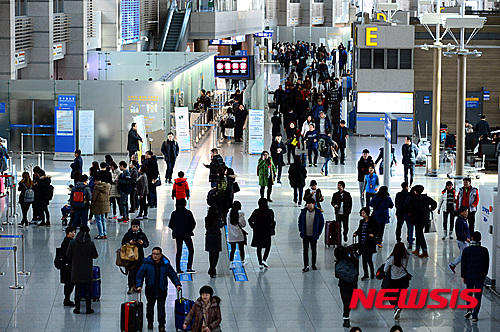 【인천공항=뉴시스】이영환 기자 = 설 연휴 나흘째인 9일 오전 인천국제공항 출국장이 외국인 관광객과 해외 여행객들로 붐비고 있다. 2016.02.09. 20hwan@newsis.com